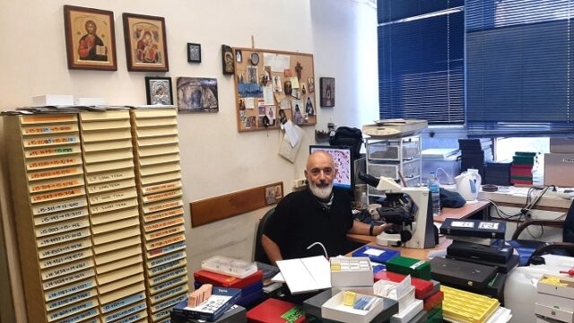 Θεόφιλος Πουταχίδης: Η έρευνα για τον καρκίνο, η παθογένεια των ΑΕΙ, τα εμβόλια για τον κορονοϊό και το «χρέος» του αντισυμβατικού καθηγητή του ΑΠΘ