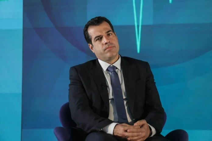 Αναδίπλωση Θάνου Πλεύρη για τους ανεμβολίαστους υγειονομικούς