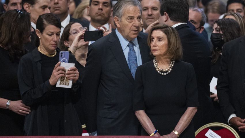 O σκοτεινός κόσμος των Pelosi. Οποιαδήποτε ομοιότητα με πρόσωπα και καταστάσεις είναι συμπτωματική