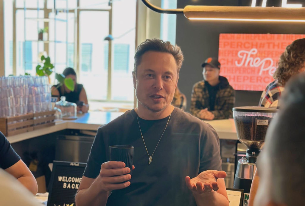 O Elon Musk θα καλοσωρίσει πίσω στο Twitter τον Donald Trump, τον Kanye West και όσους οι λογαριασμοί είχαν ανασταλεί