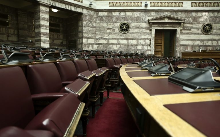 Ποιοι «ΠΟΥΛΑΝΕ ΤΗΝ ΠΑΤΡΙΔΑ;;;»!!! Δήλωση «ΒΟΜΒΑ» στην Βουλή – Μπαίνει «ΦΩΤΙΑ» στην πολιτική σκηνή