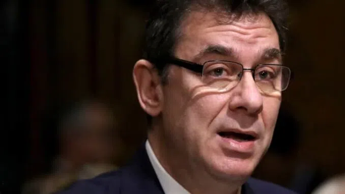 Ο Διευθύνων Σύμβουλος της Pfizer, Bourla, ανακηρύσσει τον Alex Jones «Πράκτορα του Κακού»