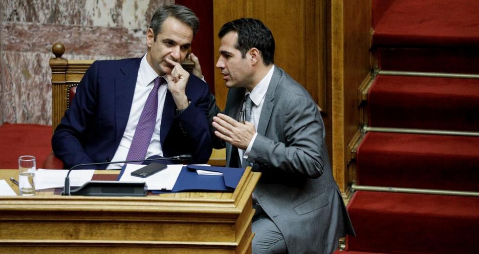 Oι σύμβουλοι του πρωθυπουργού έχοντας χάσει το timing εισηγούνται στον Κυριάκο να μιλάει διά μέσω του Πλεύρη όταν ακόμη και η Moderna…
