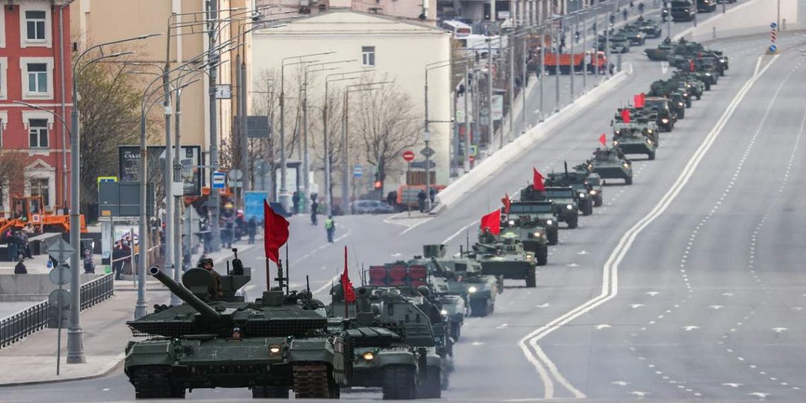 Εκατοντάδες άρματα Τ-72 και Τ-90 κινούνται προς Χάρκοβο και Ντονμπάς – Τελεσίγραφο Ρωσίας στο Κίεβο: “Δεχτείτε τους όρους για το δικό σας καλό – Αλλιώς..”
