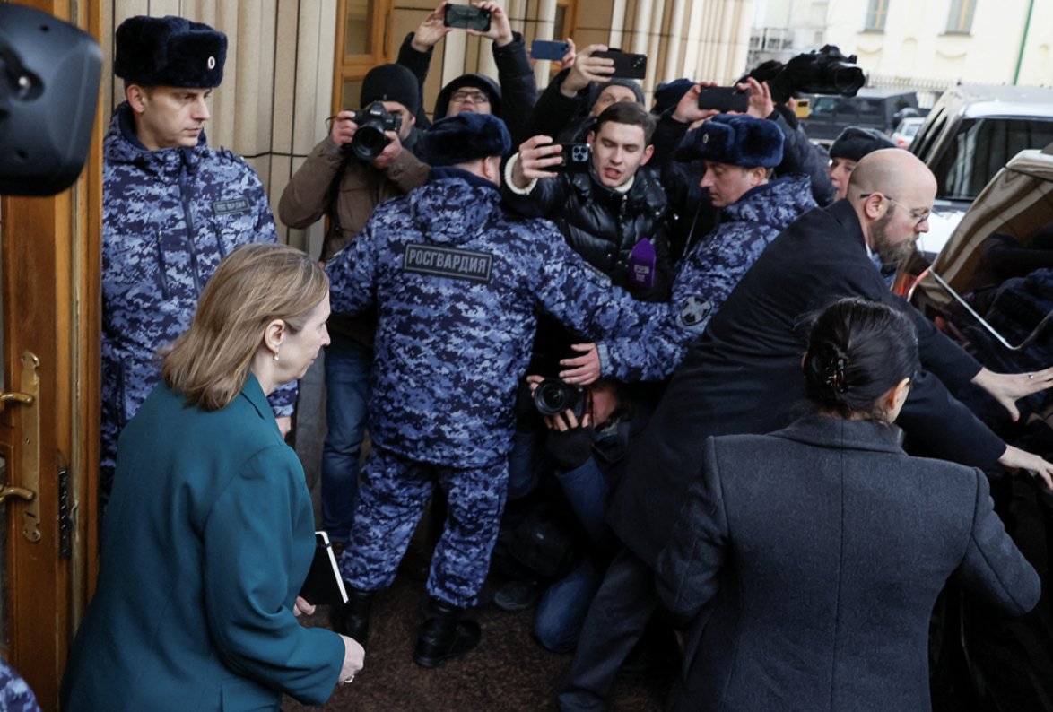 Πρωτόγνωρες εικόνες στη Μόσχα: Εξαγριωμένοι διαδηλωτές αποδοκίμασαν έντονα τη νέα πρέσβειρα των ΗΠΑ στην Ρωσία