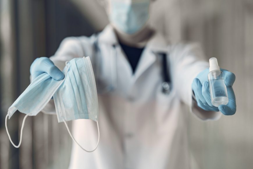 Γερμανίδα γιατρός καταδικάστηκε σε σχεδόν 3 ΧΡΟΝΙΑ φυλάκιση επειδή «έγραφε» χιλιάδες εξαιρέσεις από την ΜΑΣΚΑ, vid
