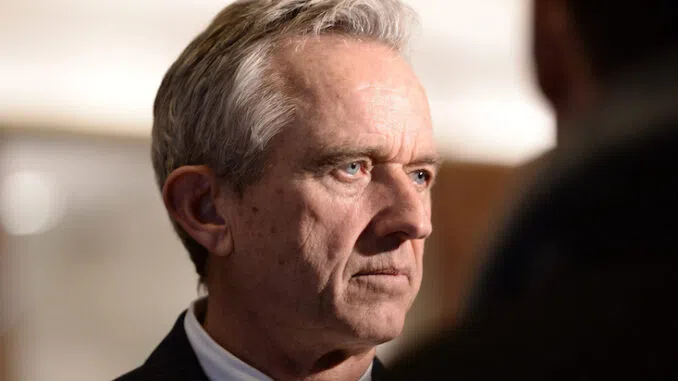 Ο RFK Jr. μηνύει το BBC για συγκάλυψη του “μαζικού απολογισμού θανάτου” που σχετίζεται με τα εμβόλια COVID