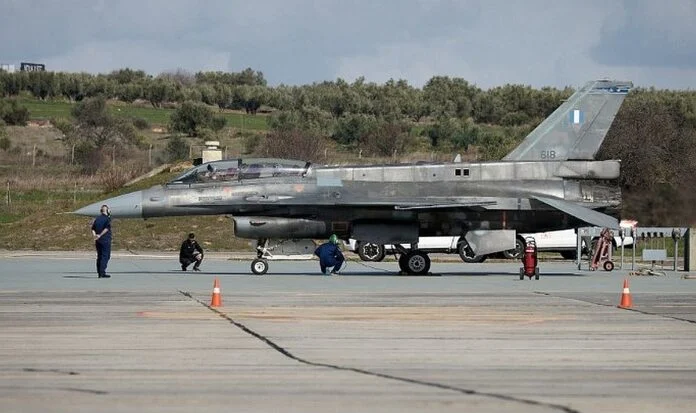 Συναγερμός στην Πολεμική Αεροπορία: Βρέθηκαν τα πρώτα συντρίμμια του μαχητικού F-4 που έπεσε στη θάλασσα νότια της Ανδραβίδας