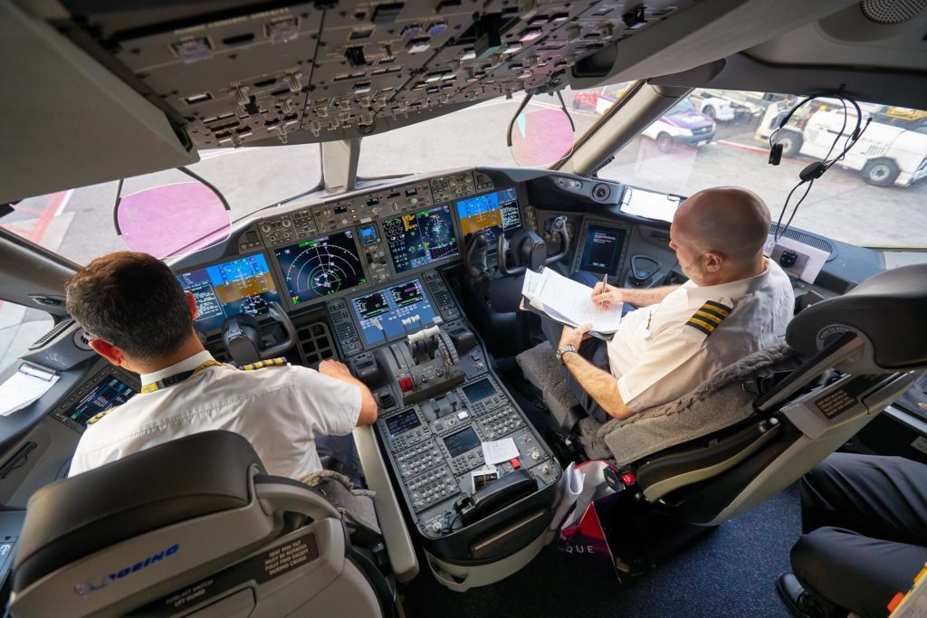 Πιλότος της American Airlines υπέστη καρδιακή προσβολή 6΄μετά τη προσγείωση. Ευθύνεται το εμβόλιο COVID, λέει ο ίδιος στο FOXnews [VIDEO]