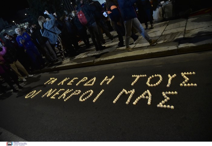 ΜΑΥΡΑ πανιά και συνθήματα για “δολοφόνους”, αλλά ο Μητσοτάκης ήθελε “άνετες εκλογές”, vid