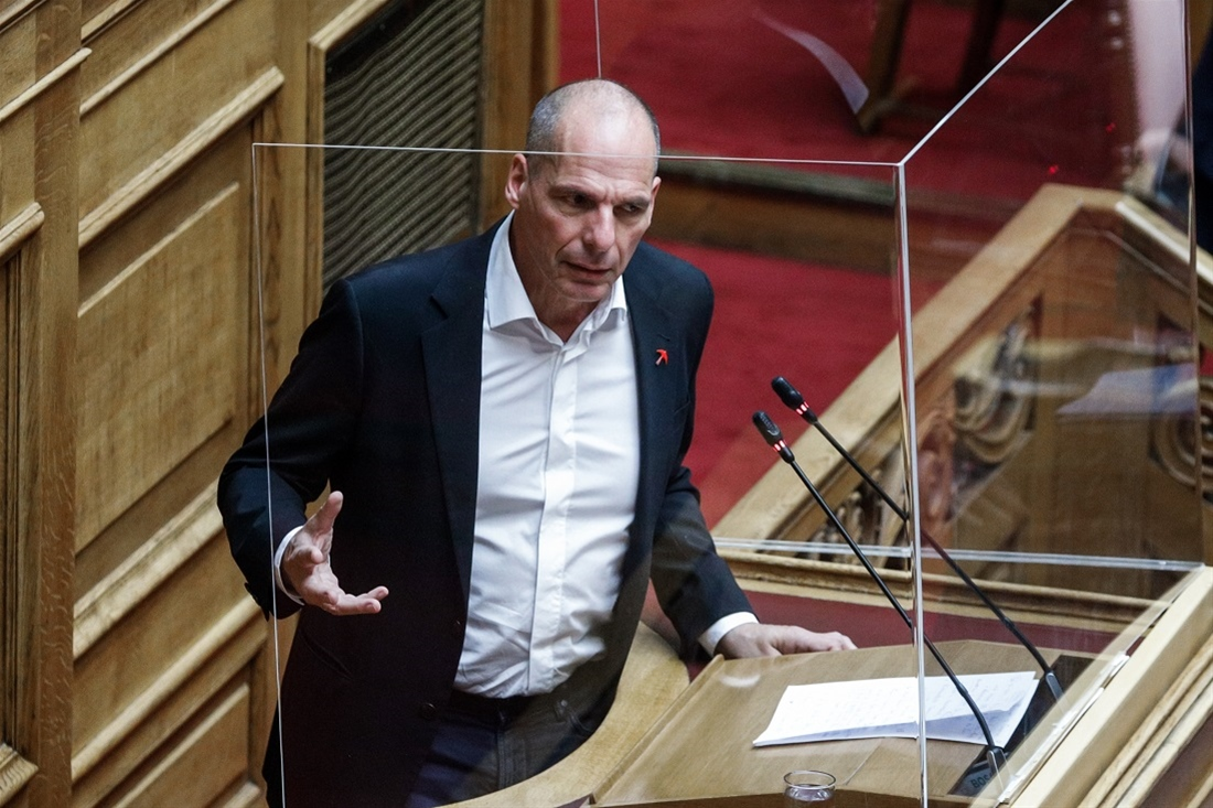 Θύμα ξυλοδαρμού έπεσε ο Γιάνης Βαρουφάκης στα Εξάρχεια (φωτό-βίντεο)