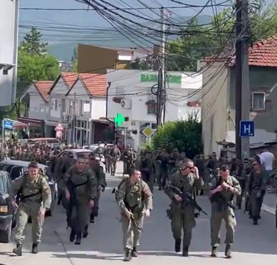 Λεφούσια UCK/KBS κατακλύζουν τη Μιτρόβιτσα στο Κοσσυφοπέδιο. Κατοχή. Ετοιμάζουν πογκρόμ Σέρβων; Aρχηγός ΓΕΣ Σερβίας: Εάν η KFOR δεν …