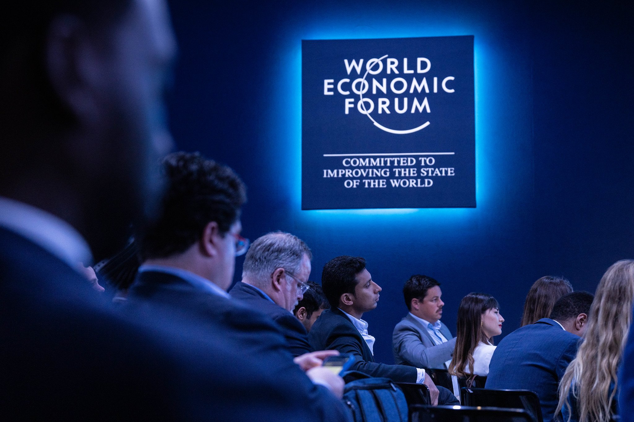 Το WEF ζητά να ξαναγραφεί η Βίβλος με τη χρήση Τεχνητής Νοημοσύνης – «Έχει λάθη η προηγούμενη»!