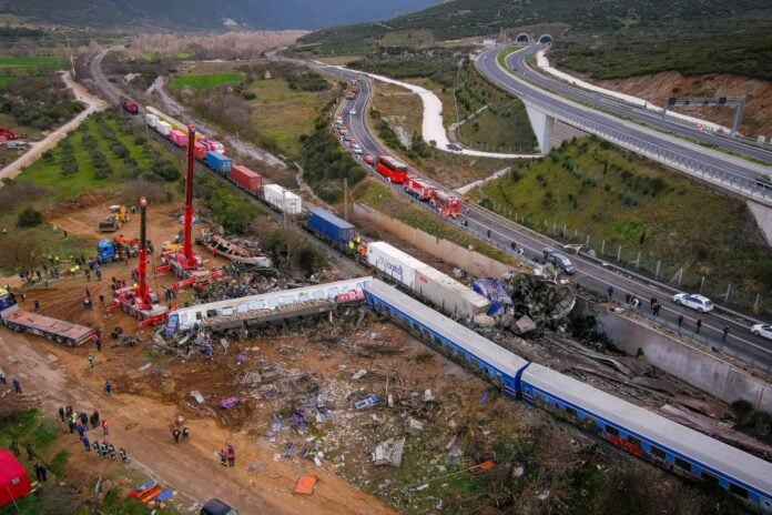 Τέμπη: Περίεργη ουσία βρέθηκε στο εμπορικό τρένο – Συγκλονίζουν νέες φωτογραφίες από το δυστύχημα