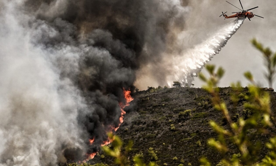 Στιγμές Αποκάλυψης στα Δερβενοχώρια, ανεξέλεγκτη η φωτιά – Σε κατάσταση έκτακτης ανάγκης το Λουτράκι – Η Μάνδρα φλέγεται