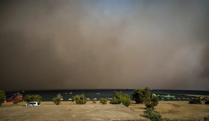 Λίγη τσίπα δεν υπάρχει; Το νέο αφήγημα της Κυβέρνησης για την καταστροφή στη Ρόδο και την… τουριστική ικανότητα, προκαλεί αγανάκτηση