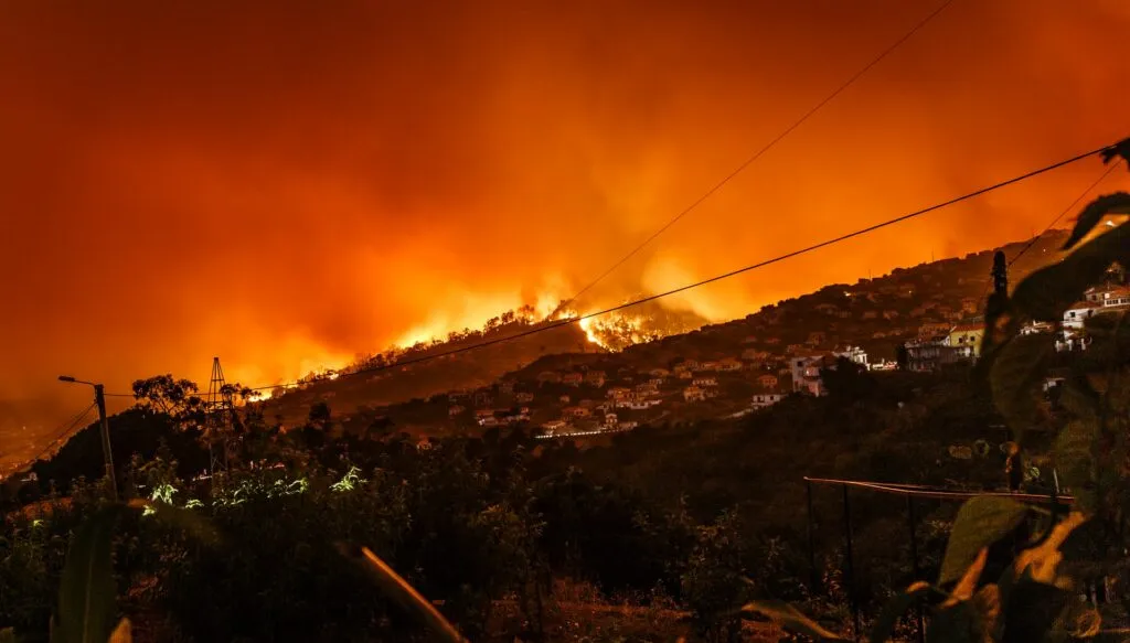 Θέλουν προσευχή και λιτανείες οι πυρκαγιές