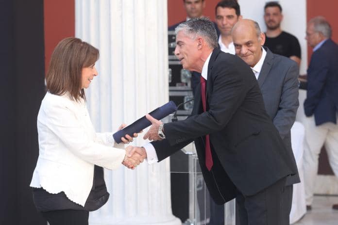 Iστότοπος ιδιοκτησίας γνωστού δημοσιογράφου ισχυρίζεται ότι οι νέες ταυτότητες έχουν υπέρ-τσιπ