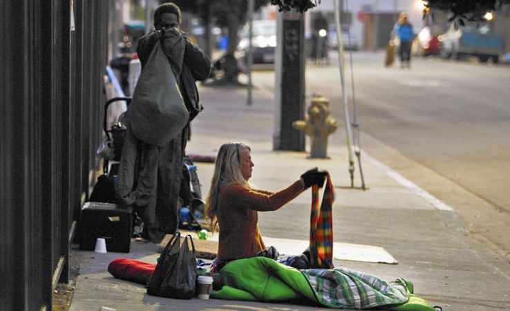 Oι περισσότεροι Αμερικανοί καταλήγουν άστεγοι με ρυθμό ρεκόρ. Ετοιμάσου γι΄αυτό που έρχεται [Τhe Wall Street Journal]