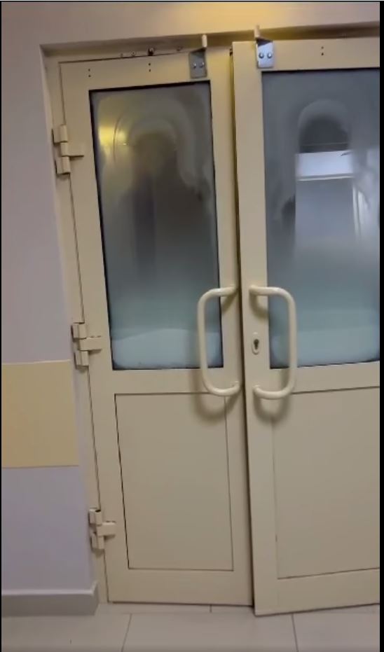 ΘΑΥΜΑ: Ανεξίτηλες εμφανίσεις της Παναγίας σε όλες τις τζαμένιες πόρτες σε μεγάλο στρατιωτικό νοσοκομείο στη Μόσχα!!! BINTEO ΦΩΤΟ