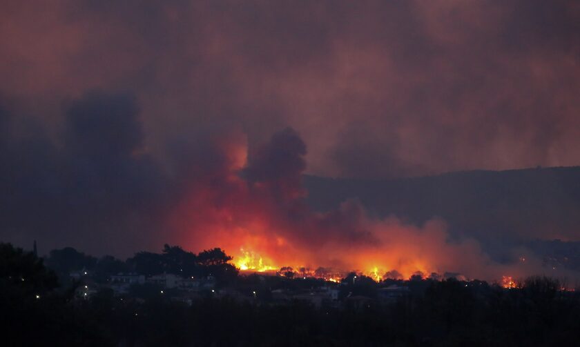 Φωτιά στην Αλεξανδρούπολη: Πλησιάζει τις αποθήκες πυρομαχικών του ΕΣ – Ακούστηκαν εκρήξεις από το πεδίο βολής «Αλίκη»