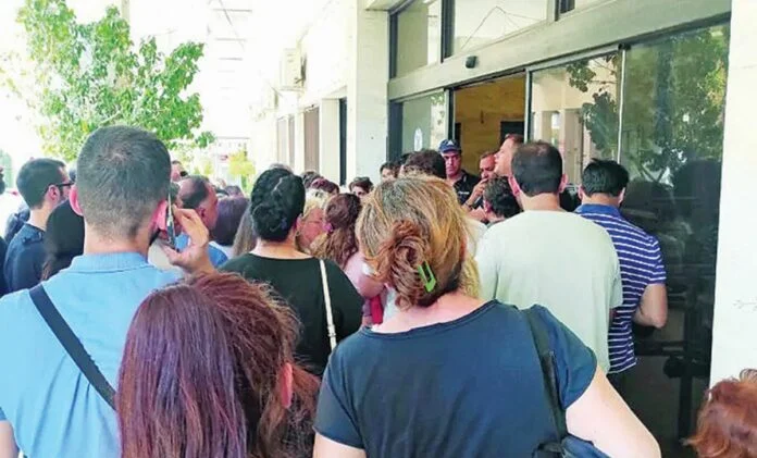 Δύσκολη εξίσωση για το Μαξίμου οι νέες ταυτότητες