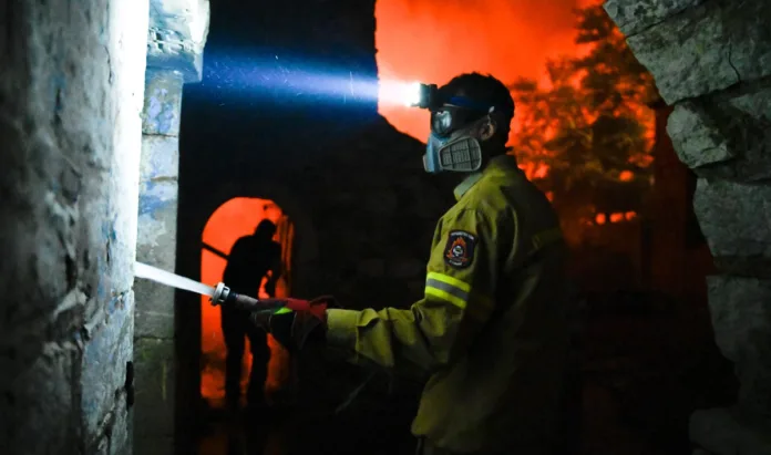 Συγκλονιστικό βίντεο από τη μάχη με τις φλόγες στη Μονή του Οσίου Λουκά