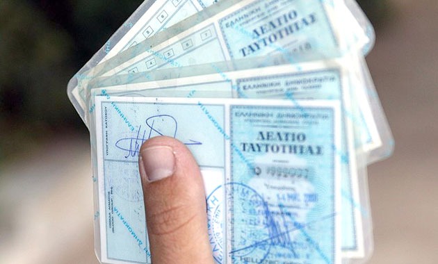Η Παγίδα της Πρόωρης Υποχρεωτικότητας: Όταν η Κίνηση για Αντικατάσταση των Παλαιών Ταυτοτήτων Παίρνει Αναπάντητες Τροπές