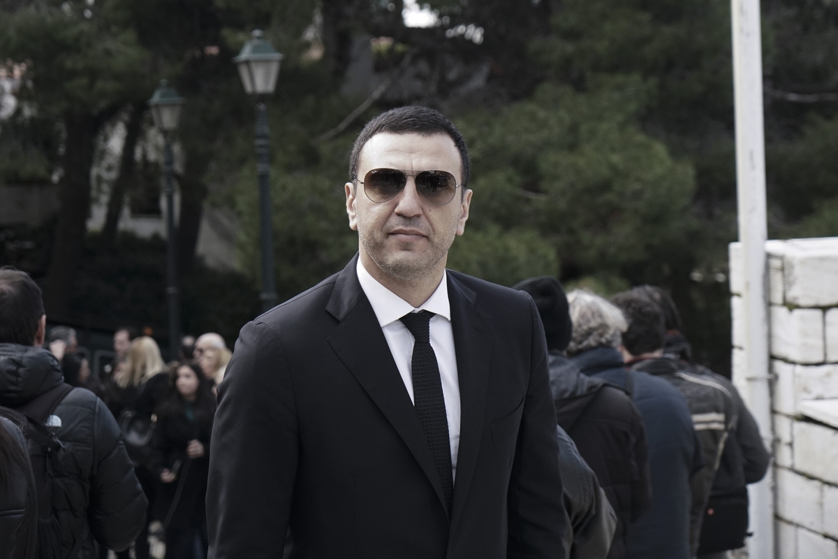 Ο κ. Κικίλιας εμφανίζεται από δύο διαφορετικά πόστα να υπηρετεί τις κατ΄εξοχήν επιταγές του κ. Klaus Schwab