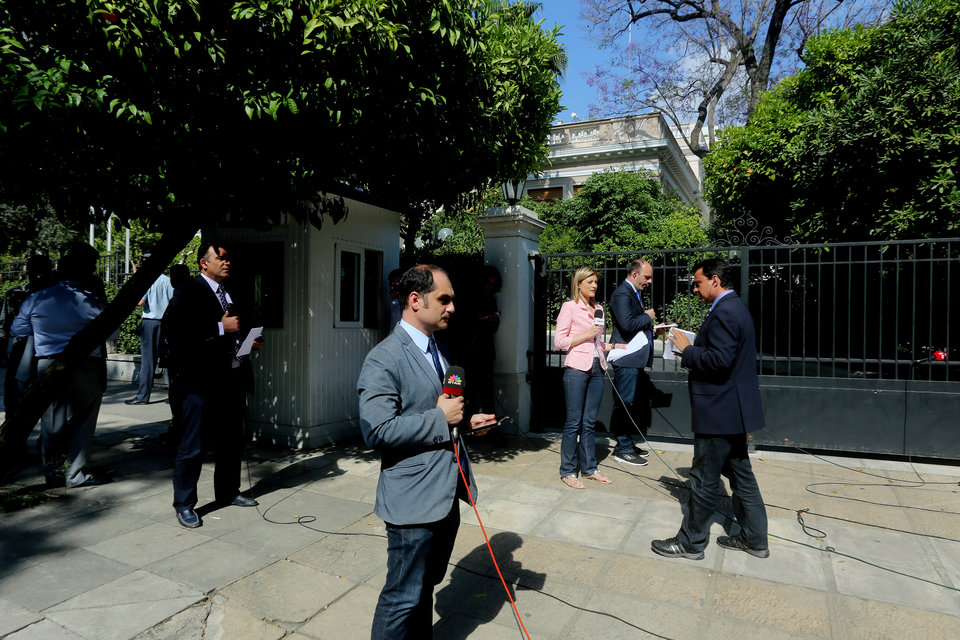 Ο αυτοκτονικός στρουθοκαμηλισμός των Ελλήνων εκδοτών και δημοσιογράφων για τα εμβόλια COVID-19 είναι η απόλυτη υπερπαραγωγή