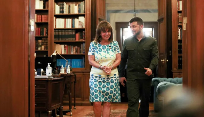 «Έλαμπε» από χαρά η Σακελλαροπούλου στη συνάντησή της με τον Ζελένσκι