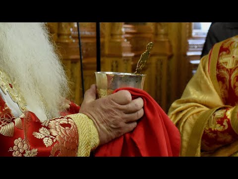 Επιτρέπεται, πριν κοινωνήσουμε, να ασπαζόμαστε το χέρι του λειτουργού;