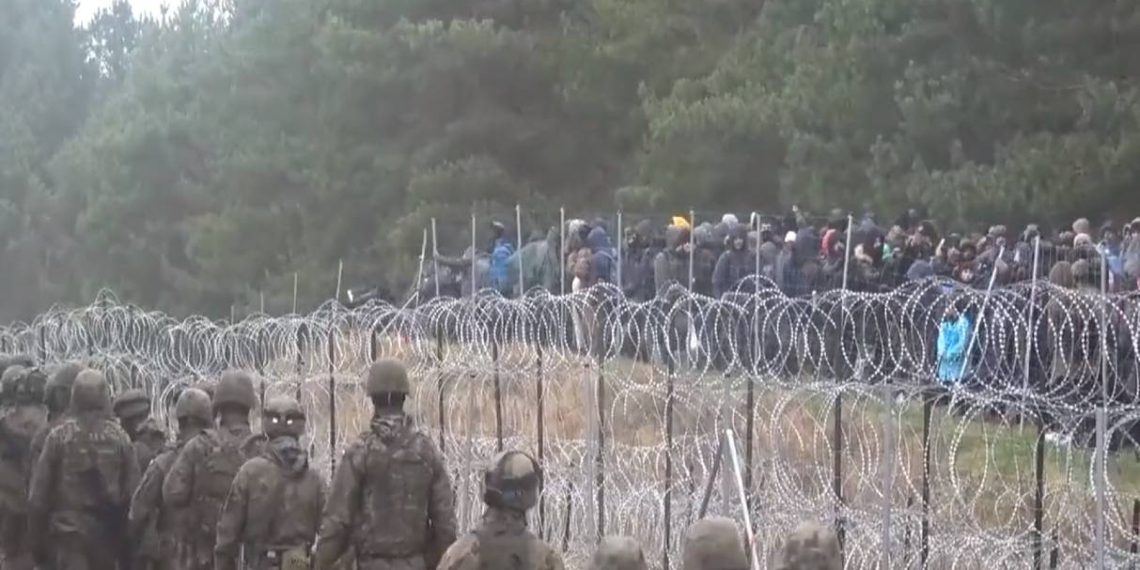 Βίντεο: Χιλιάδες αλλοδαποί πολιορκούν τα πολωνικά σύνορα – Η κομπίνα του αιώνα από τη Βαρσοβία – Θα πλημμύριζε παράνομα την ΕΕ με 400.000 μετανάστες – Οργή Σολτς