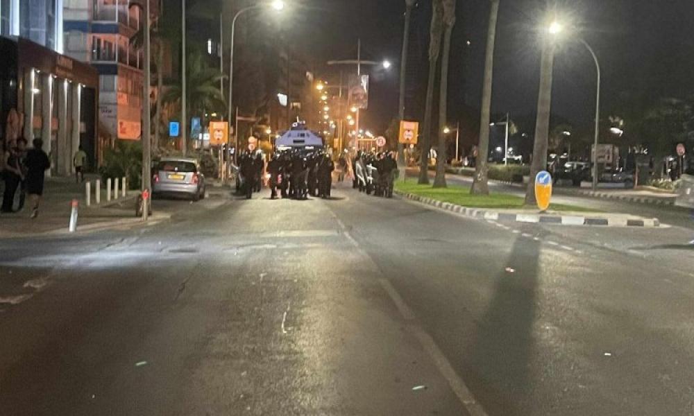 Χάος στην Λεμεσό… ξεσηκώθηκαν οι Κύπριοι! Φωτιές, επιθέσεις σε αλλοδαπούς, δημοσιογράφους και ζημιές σε καταστήματα (βίντεο)