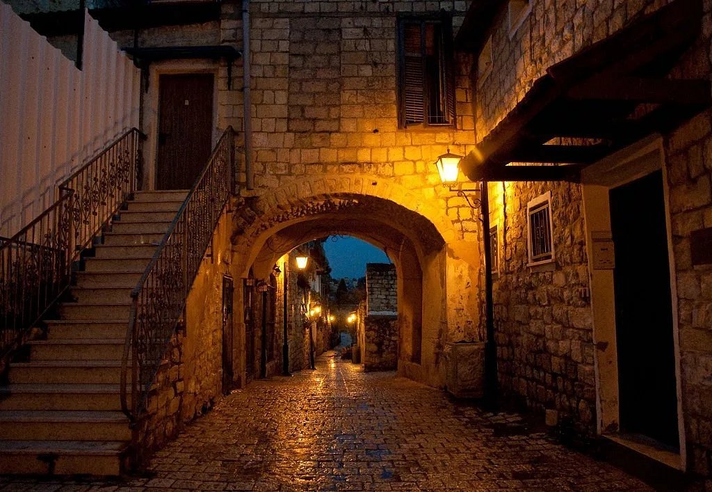 Δες, όταν λυγίζεις, πως ο Θεός δε λησμονεί