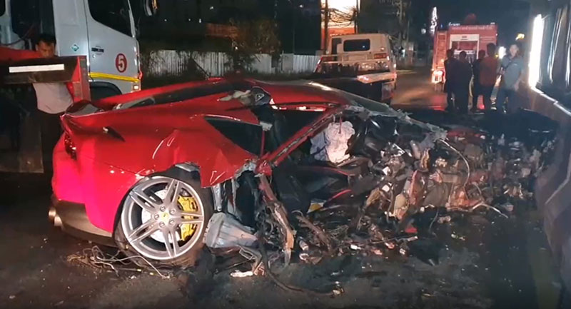 😂Ανέκδοτο : Ο παπάς με το Υugo και το ατύχημα με τη Ferrari