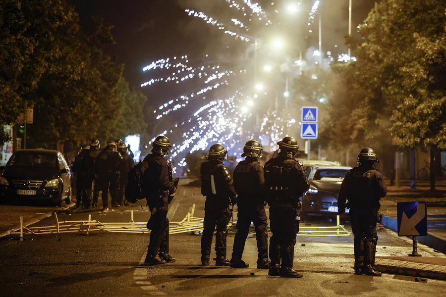 Και έτσι απλά, ένα Σάββατο, ο Μακρόν κατεβάζει στρατό στους δρόμους!!