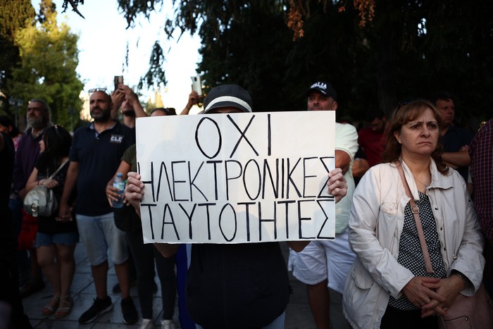 Εκκλησία της Κρήτης για ταυτότητες: «Υπερβολικές οι αναφορές περί Αντιχρίστου»