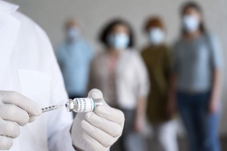 Πασίγνωστη παρουσιάστρια: «Έπαθα αυτοάνοσο από το εμβόλιο COVID», vid
