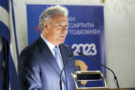 Χτύπημα κάτω από τη ζώνη σε Γιάννη Σγουρό, με το Σπύρο Χατζάρα.