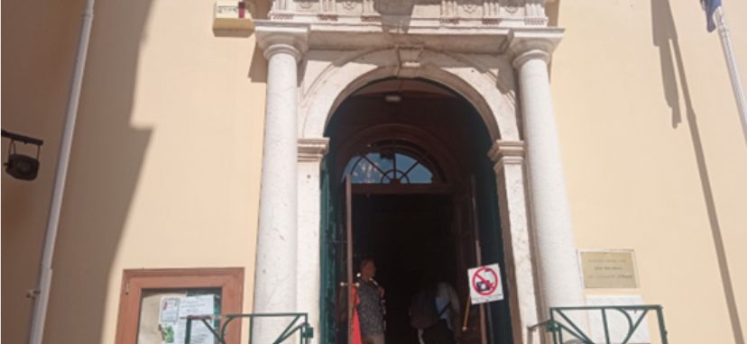Αφίσα έξω από τον Ιερό Ναό του Αγίου Σπυρίδωνα Κέρκυρας καλεί σε εκδρομή στο Βατικανό!