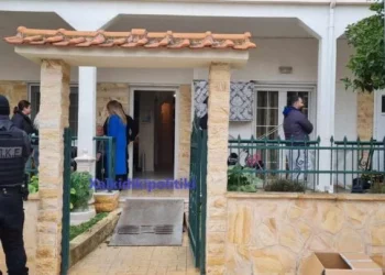 Ξαναπετάνε στον δρόμο τον κ. Θεόφιλο από τα Νέα Φλογητά, παραμονές Χριστουγέννων – ΔΕΙΤΕ ΤΟ LIVE