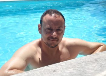 Kαθώς μία μετά την άλλη οι ελληνικές οικογένειες ενταφιάζουν τους Ξαφνικούς Nεκρούς τους o νεαρός καθηγητής Μαγιορκίνης διασπείρει τον τρόμο της Κλιματικής Αλλαγής