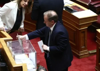 Καλύπτουν τις κυβερνητικές ευθύνες για τα Τέμπη: Απορρίφθηκαν οι προτάσεις ΣΥΡΙΖΑ και ΠΑΣΟΚ για προανακριτική και Σύμβαση «717»