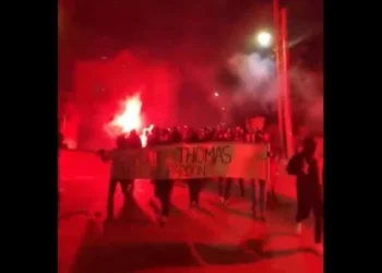 Φλέγεται το Παρίσι από διαδηλώσεις κατά μεταναστών – «Έξω από την Ευρώπη το Ισλάμ»
