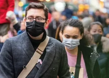 Νορβηγοί ερευνητές ανέδειξαν τη συσχέτιση της χρήσης μάσκας προσώπου με τη συχνότερη προσβολή από την Covid-19