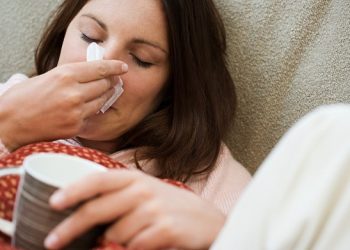 Έχω συνάχι και μπουκωμένη μύτη, έχω απλό κρυολόγημα, γρίπη, RSV ή κοροναϊό; Τι έχει αλλάξει στα συμπτώματα; Πίνακας
