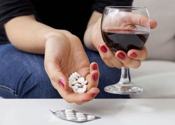 Επηρεάζεται η αντιπηκτική αγωγή από το αλκοόλ και τον καπνό; Τι πρέπει να προσέχουν όσοι παίρνουν αντιπηκτικά;.