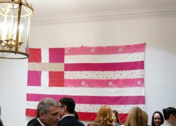 «Αναβρασμός» με την ροζ ελληνική σημαία έκτρωμα – Αποσύρεται με παρέμβαση Γεραπετρίτη – Αντιδρούν ΣΥΡΙΖΑ, Νέα Αριστερά