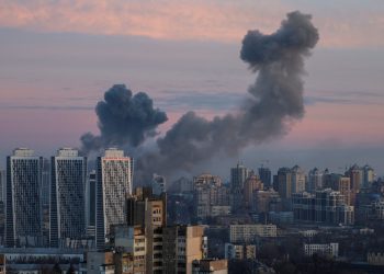 Η στιγμή που πύραυλος Patriot αντί να καταρρίψει ρωσικό πύραυλο χτυπά ουρανοξύστη στο Κίεβο (βίντεο)